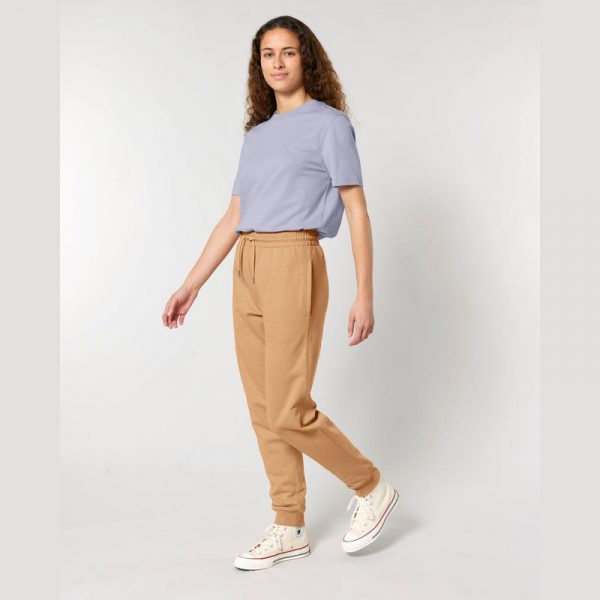 EXP10517 Pantaloni jogger din bumbac unisex -latte_studio_lifestyle_main_front Pantaloni jogger din bumbac, unisex