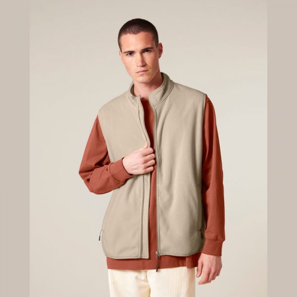 EXP10525 Vesta fleece barbati -desertdust_studio_lifestyle_main_front Vestă fleece bărbați